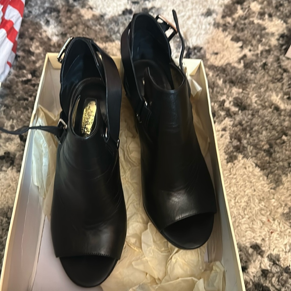 Ralph Lauren black calf heel/pumps